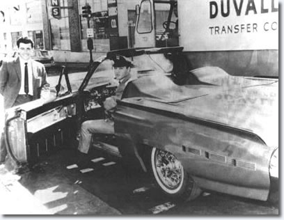 Elvis takes delivery of his Ford Thunderbird - 1962